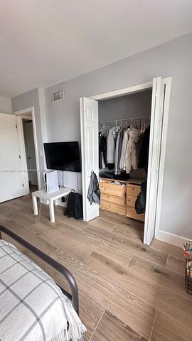 223 Lakeview Drive 204, Weston, FL 33326