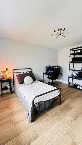 223 Lakeview Drive 204, Weston, FL 33326