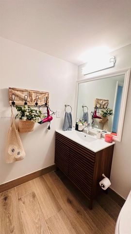 223 Lakeview Drive 204, Weston, FL 33326