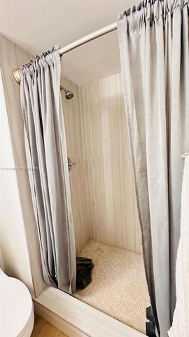 223 Lakeview Drive 204, Weston, FL 33326