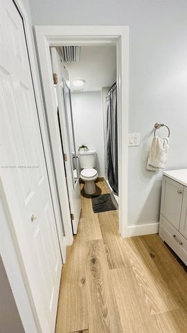 223 Lakeview Drive 204, Weston, FL 33326