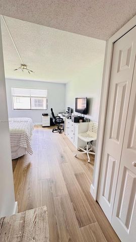 223 Lakeview Drive 204, Weston, FL 33326