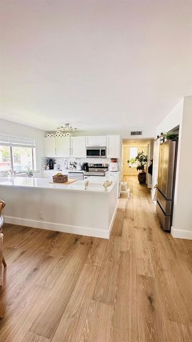 223 Lakeview Drive 204, Weston, FL 33326