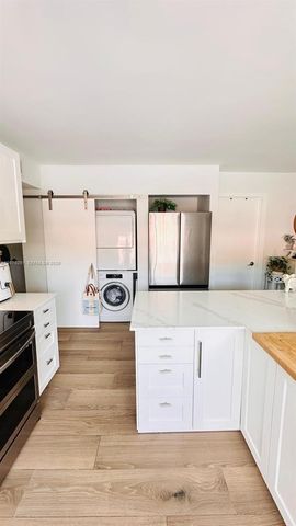 223 Lakeview Drive 204, Weston, FL 33326