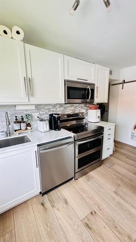 223 Lakeview Drive 204, Weston, FL 33326