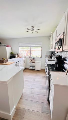 223 Lakeview Drive 204, Weston, FL 33326