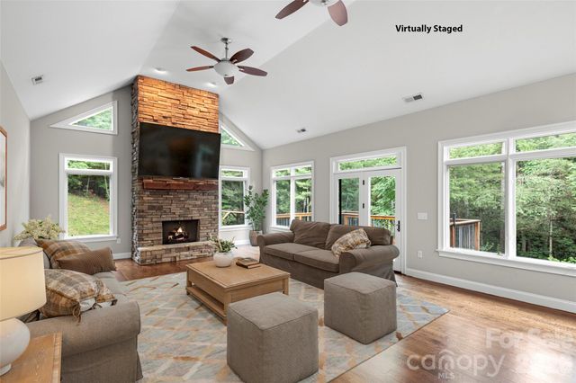 2000 Davis Mountain Road, Hendersonville, NC 28739