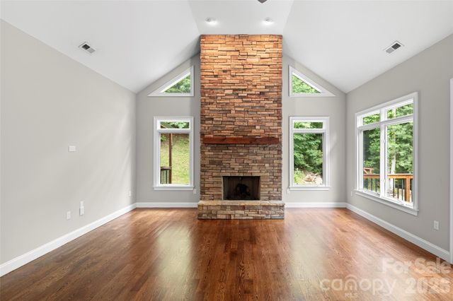 2000 Davis Mountain Road, Hendersonville, NC 28739