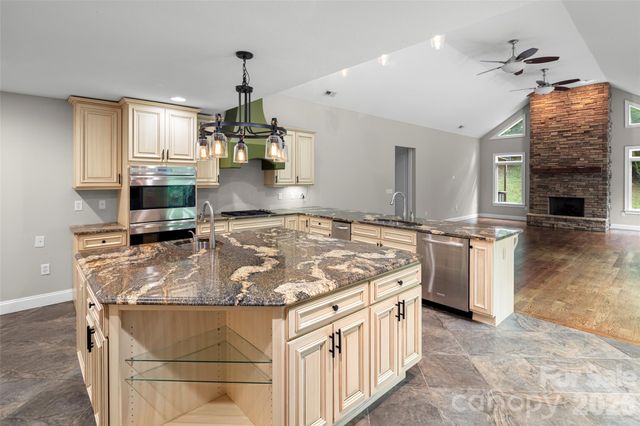 2000 Davis Mountain Road, Hendersonville, NC 28739