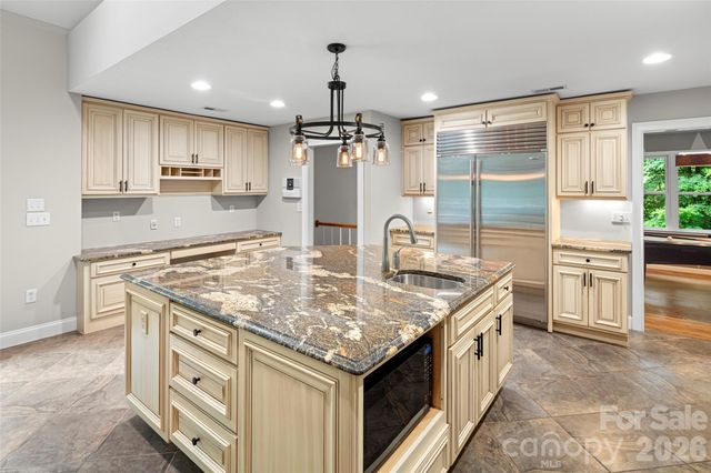 2000 Davis Mountain Road, Hendersonville, NC 28739