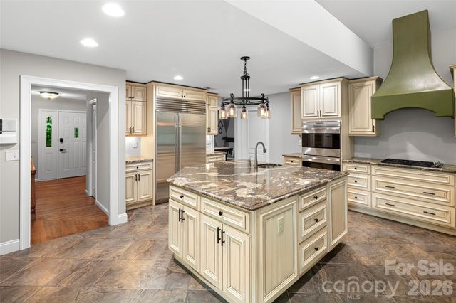 2000 Davis Mountain Road, Hendersonville, NC 28739