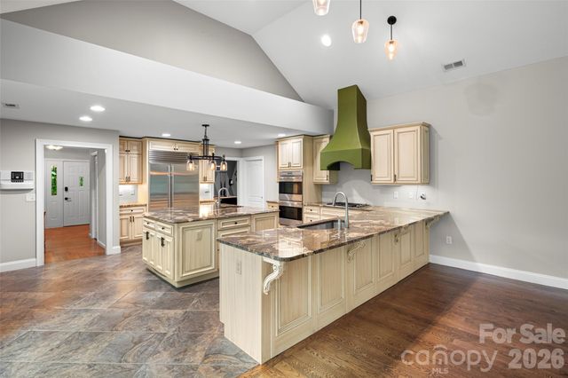 2000 Davis Mountain Road, Hendersonville, NC 28739