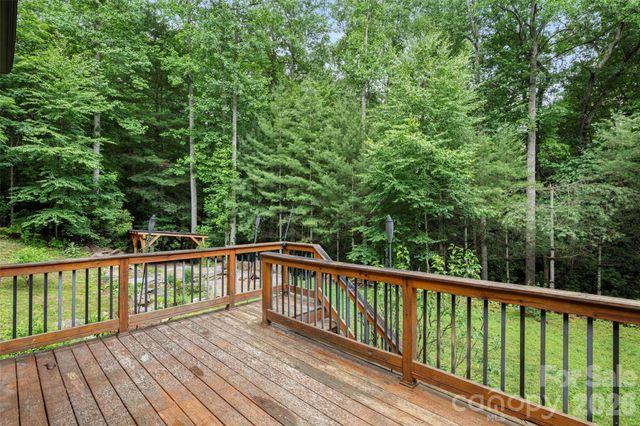 2000 Davis Mountain Road, Hendersonville, NC 28739