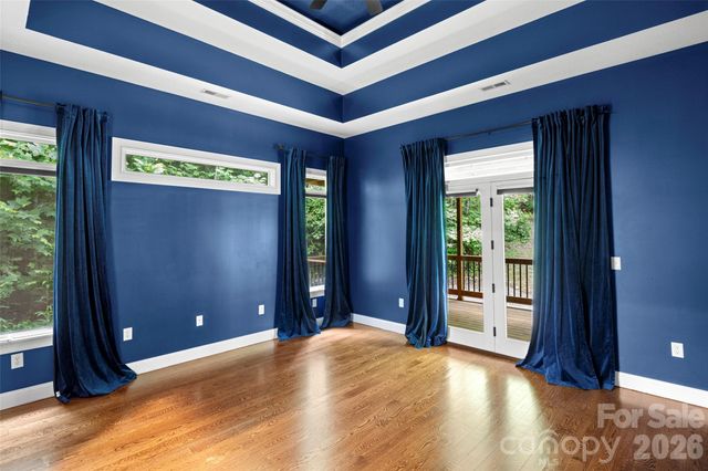 2000 Davis Mountain Road, Hendersonville, NC 28739
