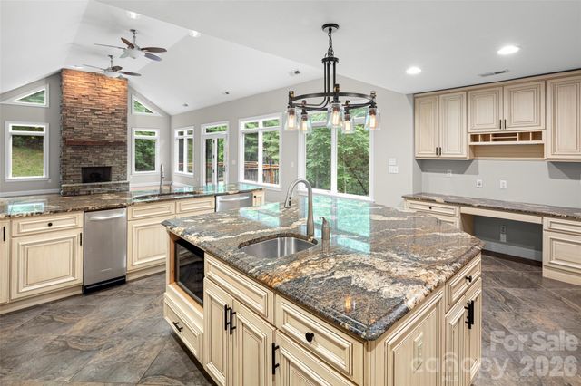 2000 Davis Mountain Road, Hendersonville, NC 28739