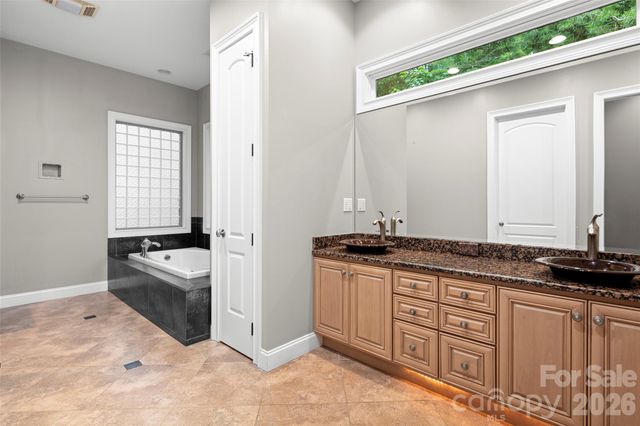 2000 Davis Mountain Road, Hendersonville, NC 28739
