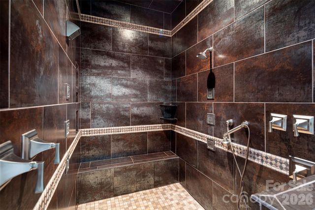 2000 Davis Mountain Road, Hendersonville, NC 28739