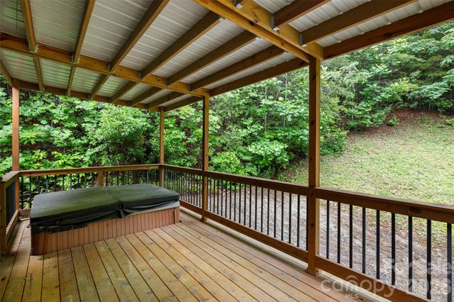 2000 Davis Mountain Road, Hendersonville, NC 28739
