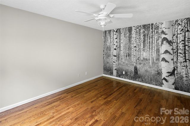 2000 Davis Mountain Road, Hendersonville, NC 28739