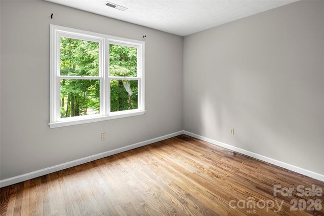 2000 Davis Mountain Road, Hendersonville, NC 28739