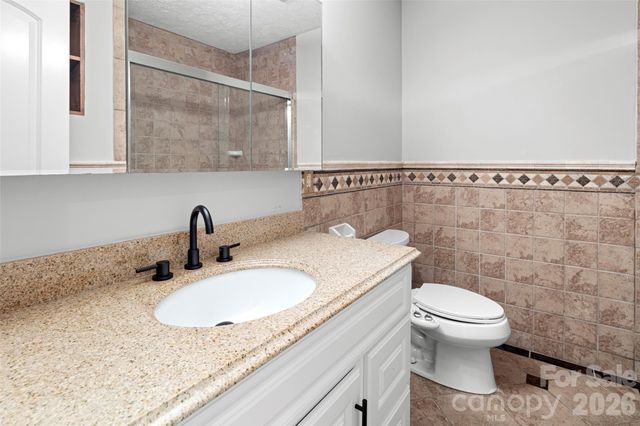 2000 Davis Mountain Road, Hendersonville, NC 28739