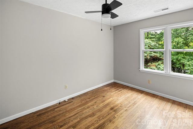 2000 Davis Mountain Road, Hendersonville, NC 28739