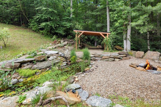2000 Davis Mountain Road, Hendersonville, NC 28739