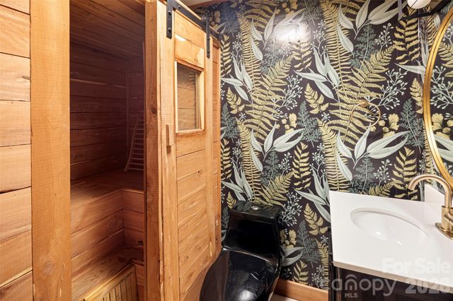 2000 Davis Mountain Road, Hendersonville, NC 28739