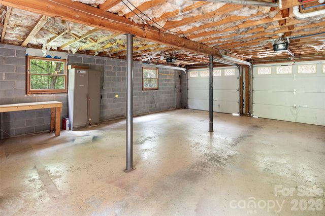 2000 Davis Mountain Road, Hendersonville, NC 28739