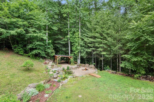 2000 Davis Mountain Road, Hendersonville, NC 28739