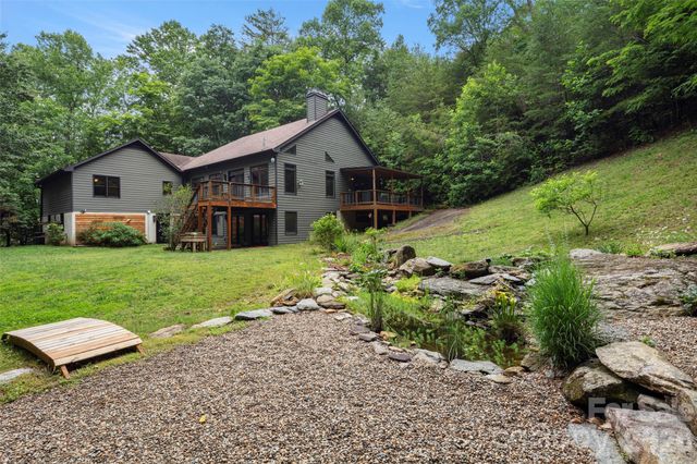 2000 Davis Mountain Road, Hendersonville, NC 28739