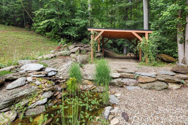 2000 Davis Mountain Road, Hendersonville, NC 28739