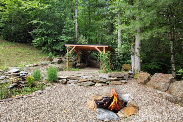 2000 Davis Mountain Road, Hendersonville, NC 28739