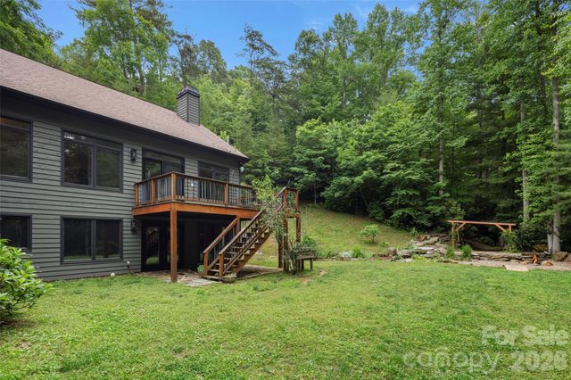 2000 Davis Mountain Road, Hendersonville, NC 28739