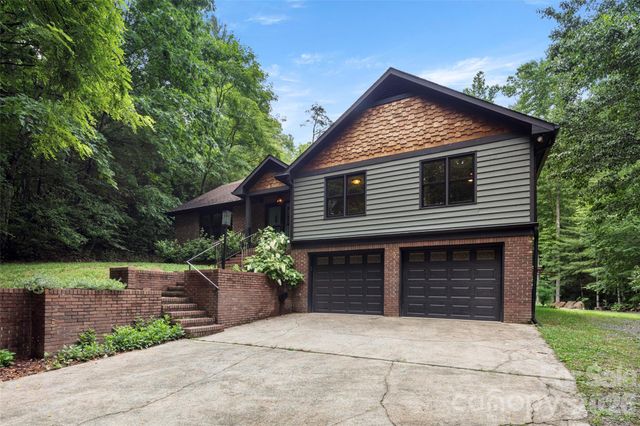 2000 Davis Mountain Road, Hendersonville, NC 28739