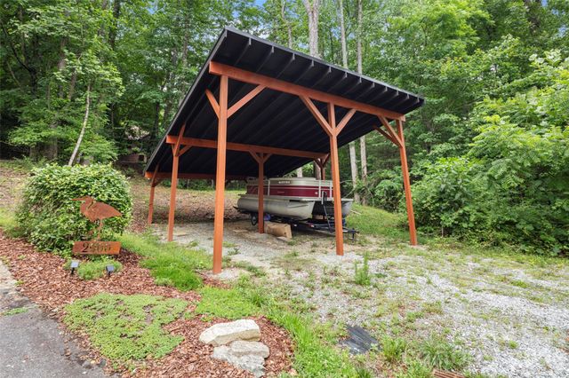 2000 Davis Mountain Road, Hendersonville, NC 28739