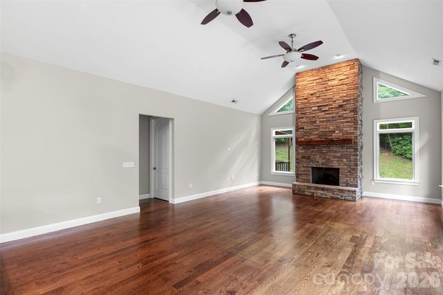 2000 Davis Mountain Road, Hendersonville, NC 28739