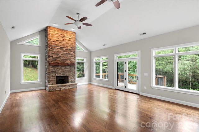 2000 Davis Mountain Road, Hendersonville, NC 28739