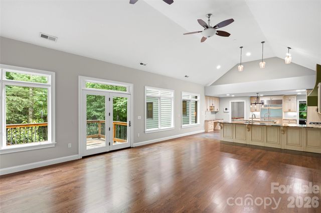 2000 Davis Mountain Road, Hendersonville, NC 28739
