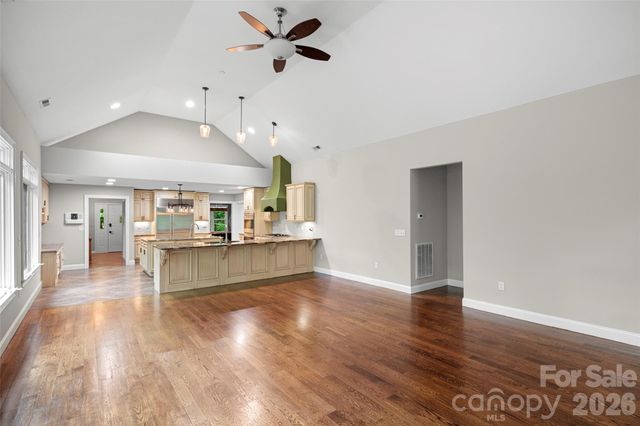 2000 Davis Mountain Road, Hendersonville, NC 28739