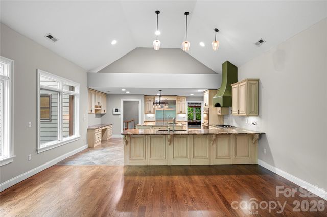 2000 Davis Mountain Road, Hendersonville, NC 28739