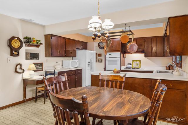 825 Columbia Lane, Darien, IL 60561