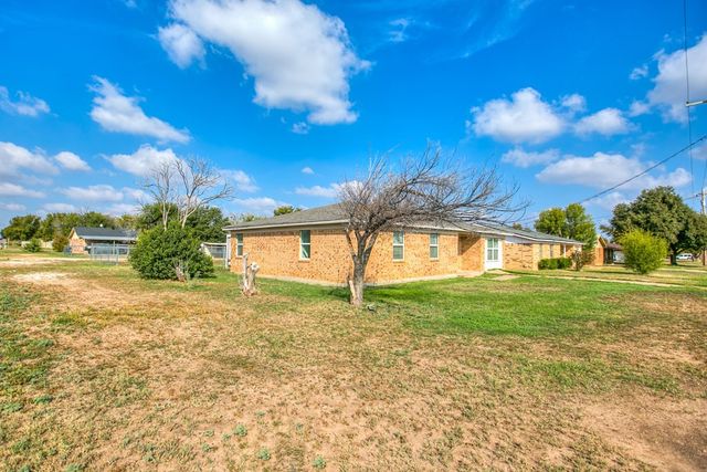 1008 Country Club Road, Ballinger, TX 76821