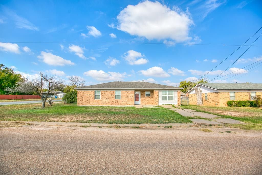 1008 Country Club Road, Ballinger, TX 76821