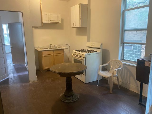 129 E Kensington Avenue, Chicago, IL 60628
