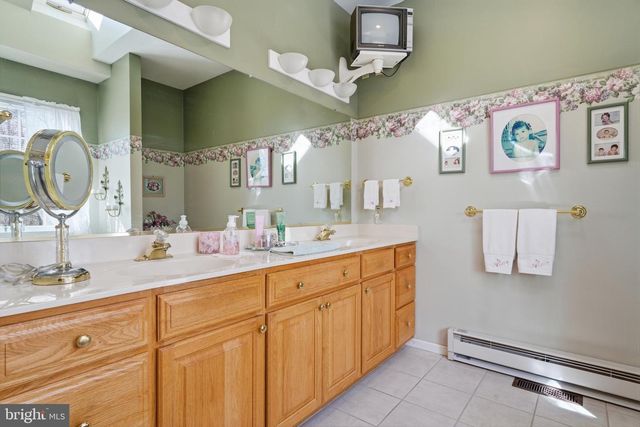 52 HARRISBURG SCHOOL RD, Quakertown, PA 18951