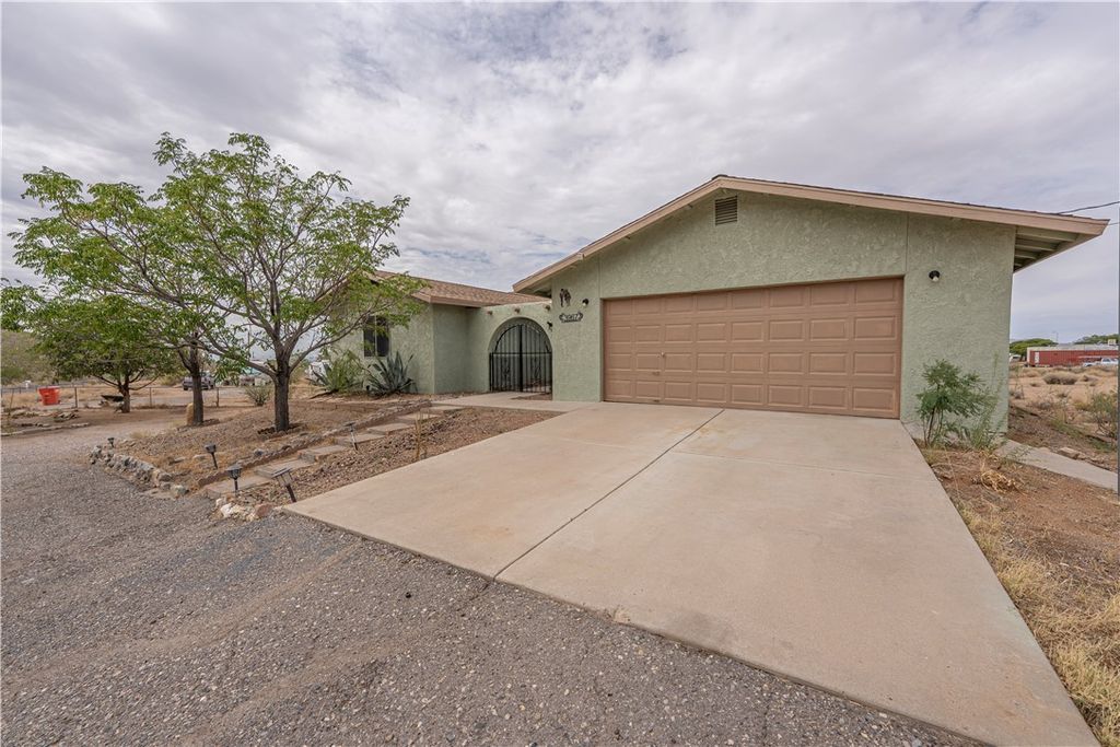 3967 N Bryce Road, Golden Valley, AZ 86413