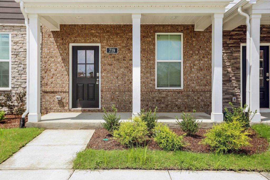 719 Ashbrook Dr, Lebanon, TN 37087