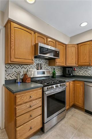 6 Kathy DR, Poquoson, VA 23662
