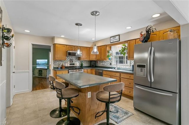 6 Kathy DR, Poquoson, VA 23662